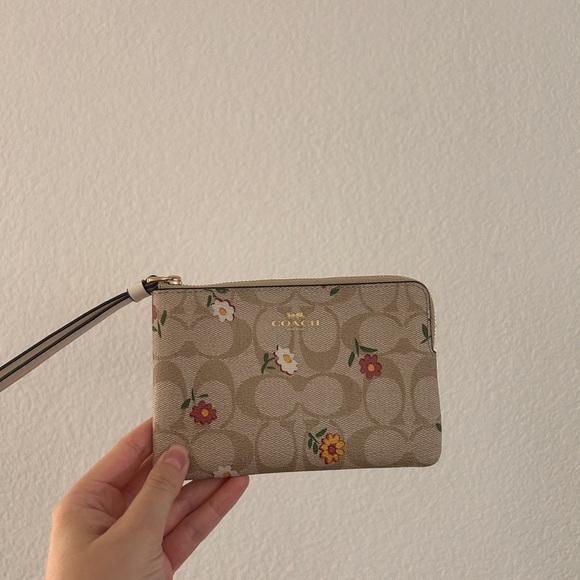 Coach Corner Zip Wristlet Canvas Nostalgic Ditsy Print, limited edition- EUC - Picture 7 of 13